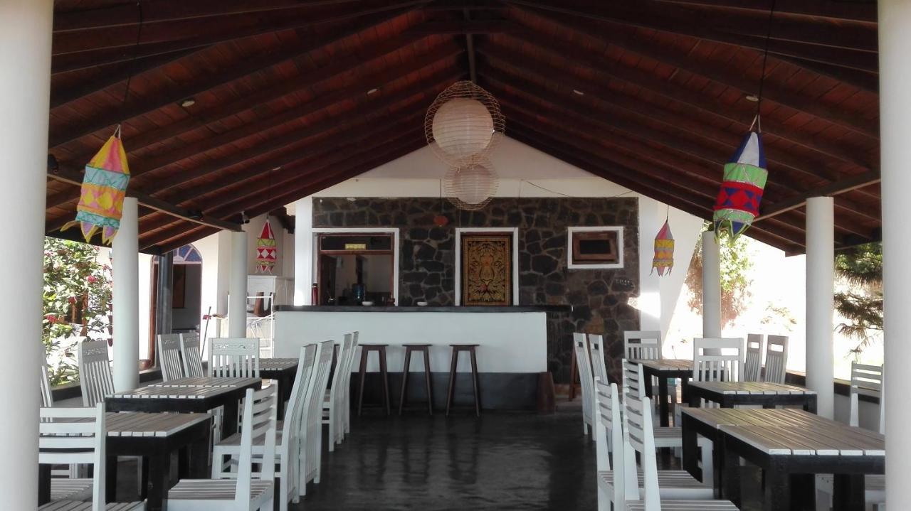 Sunchaser Beach Hotel Тангале Екстериор снимка
